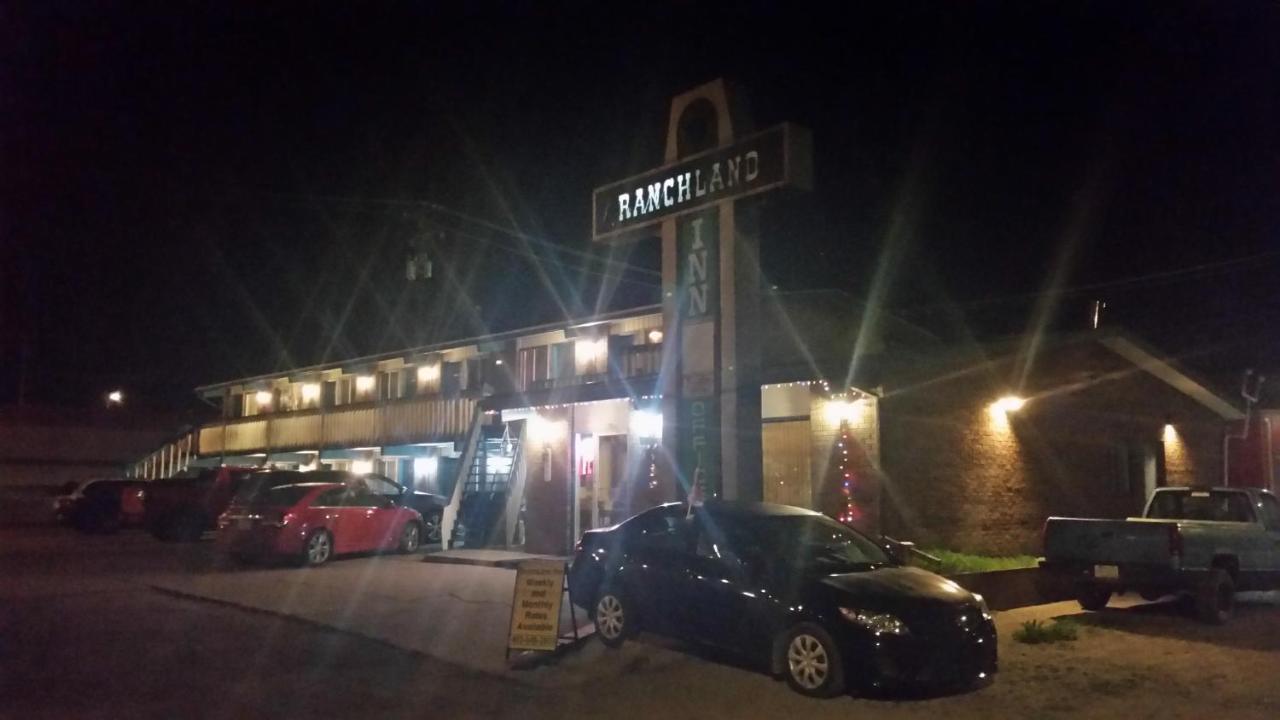 RANCHLAND Inn Nanton Exterior foto